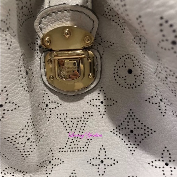 EUC LOUIS VUITTON MAHINA XL GRIS HOBO - Picture 2 of 8